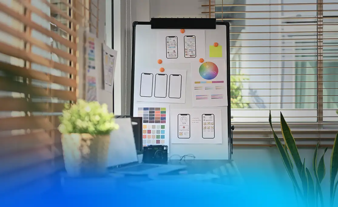 UX/UI-Konzeption für professionelles Webdesign UX/UI-Konzept mit mobilen Wireframes im Workspace einer Webdesign-Agentur